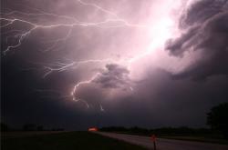 梦见打雷闪电,梦见打雷闪电下大雨是什么征兆