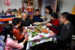 春节吃团圆饭的图片，7桌全国各地普通人家的年夜饭,团圆饭图片 过年