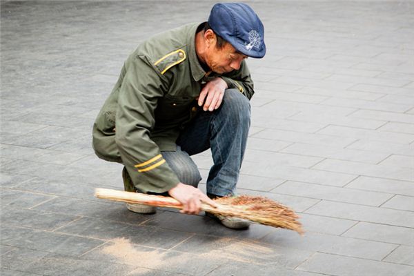 梦见自己扫地是什么意思